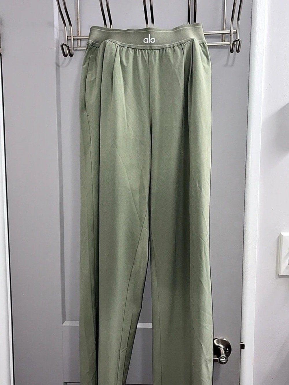 Alo Suit Up Trouser in Dune Grass (Limited Edition Color) LONG INSEAM/BRAND NEW